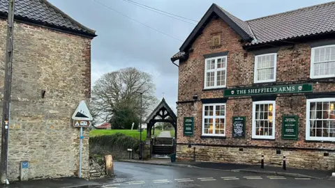 LDRS The junction of Stather Road, there is a pub and another building
