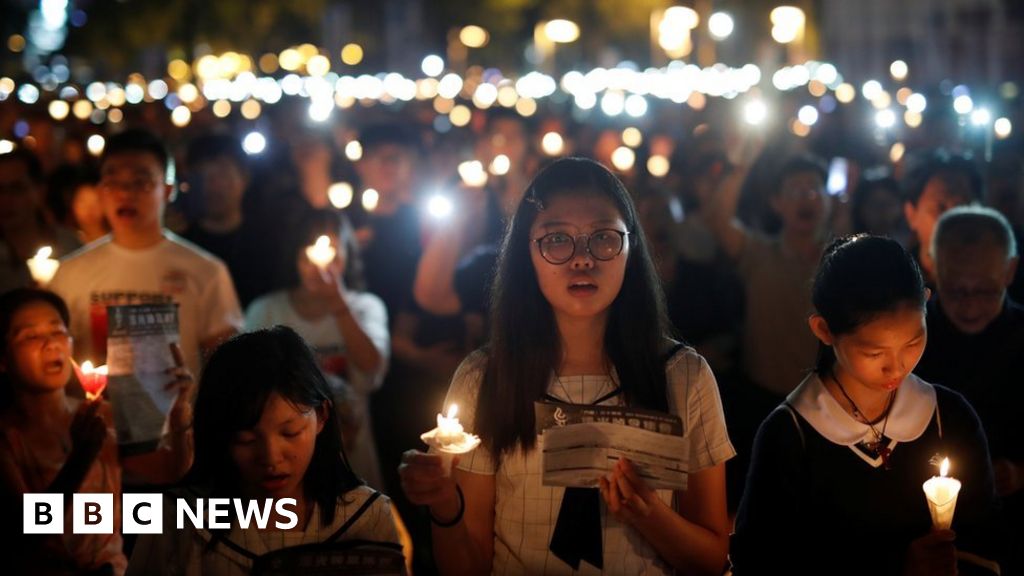 Thousands hold huge vigil in Hong Kong Thousands hold huge vigil in Hong Kong