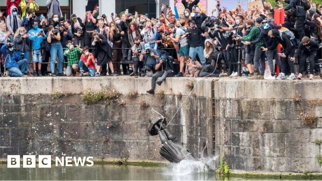 Statues to get protection from ‘baying mobs’ Statues to get protection from ‘baying mobs’