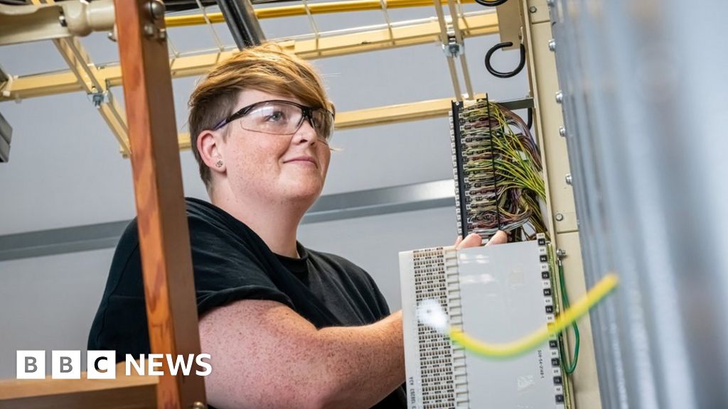 Openreach creating 5,300 new jobs to speed fibre rollout Openreach creating 5,300 new jobs to speed fibre rollout