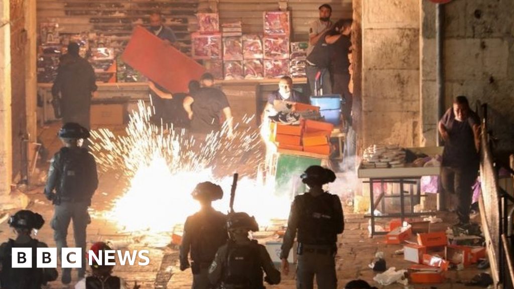 Many injured on second night of clashes