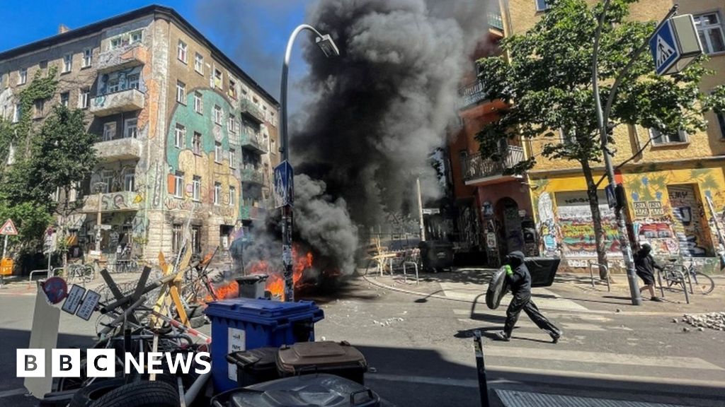 Berlin squat riot leaves dozens of police wounded Berlin squat riot leaves dozens of police wounded