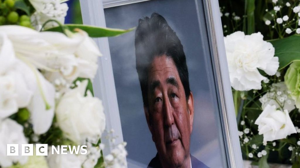 Japanese mourners pay last respects to ex-PM at funeral