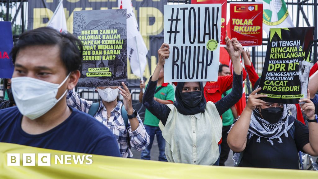 Indonesia passes criminal code banning sex outside marriage Indonesia passes criminal code banning sex outside marriage