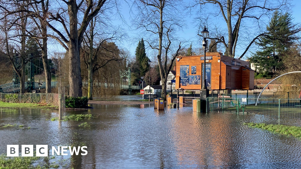 Roads closed and cars stranded as river levels rise Roads closed and cars stranded as river levels rise