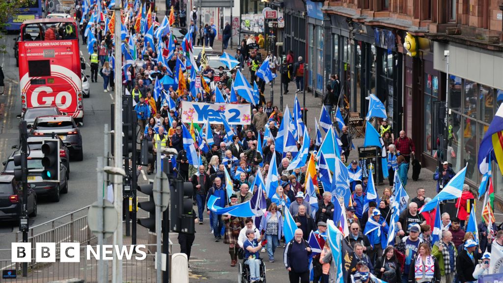 Hundreds take part in march for Scottish independence