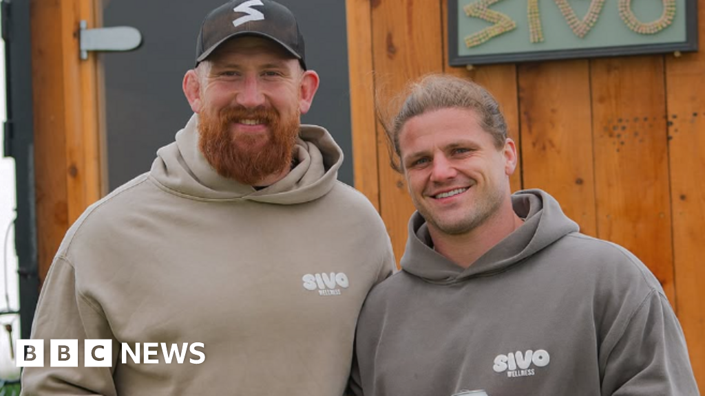 Bristol Bears rugby players help with Icebreakers men’s group
