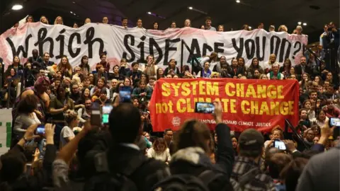 Kiara Worth/IISD/ENB climate protestors