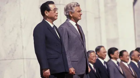 Getty Images Bob Hawke stands with Chinese Premier Li Peng in 1988 at a formal ceremony in Western Australia