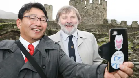 RICK MATTHEWS/CEIDIOG PR Mayor of Conwy, Cllr Goronwy Edwards with the delegation with The Mayor of the Japanese city of Himeji, Hideyasu Kiyomoto do a selfie