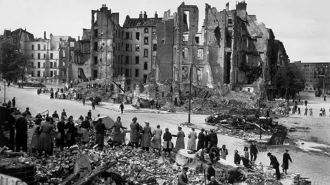 Getty Images Civilians clearing rubble in Berlin 1945
