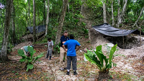Amanda Ruggeri Archaeologist Thomas Garrison speaks to one of the workers at the excavation of one of El Zotz’s pyramids (Credit: Amanda Ruggeri)