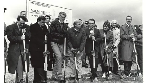 D.Knobloch/N.Trovilion Officials dig the first shovels of dirt of new Valmeyer in December 1993 (Credit: Dennis Knobloch/Ned Trovilion)